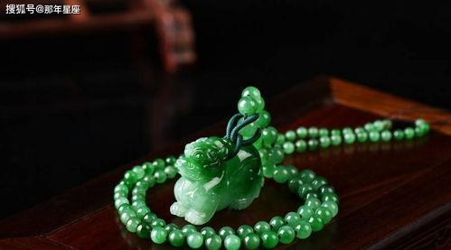 黄光灯看翡翠春料呈现什么颜色,黄光灯下翡翠春料绽放的翠绿魅力