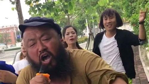 网红翻唱女歌手沙漠骆驼,翻唱女歌手的歌声穿越沙漠，点燃音乐激情